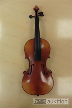 1 Violine, Erbauer: Fachschule für Geigenbau in Mittenwald Eduard Schwen, Land: Deutschland, Größe. 4/4, Inv.-Nr. 111 (reparaturbedürftig)